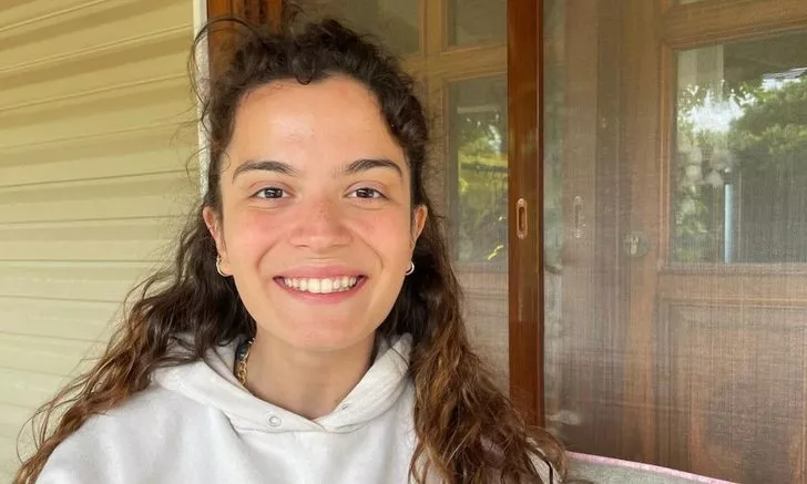 Aslı Bekiroğlu’ndan derin göğüs dekoltesi