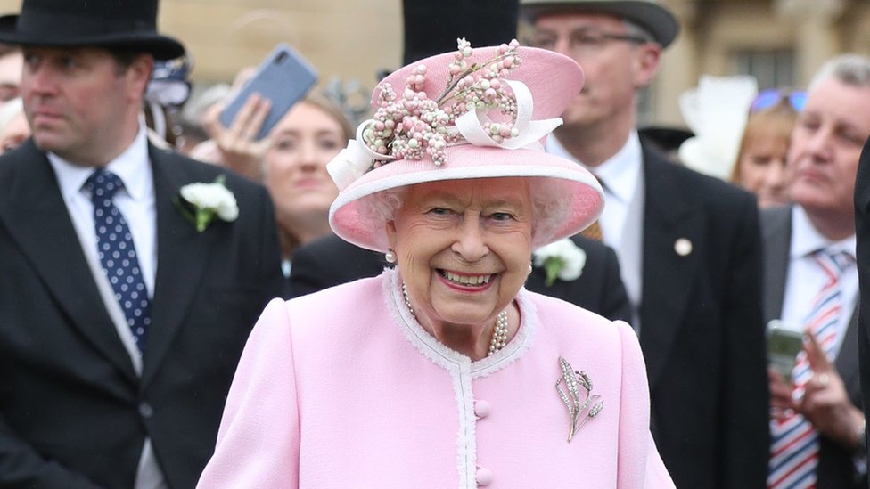 Kraliçe Elizabeth bu yaz kraliyet bahçelerinde verilen davetlere katılamayacak