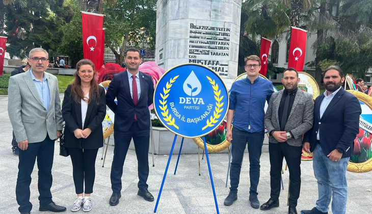 DEVA Partisi Bursa Teşkilatı Atatürk Anıtı’na çelenk sundu
