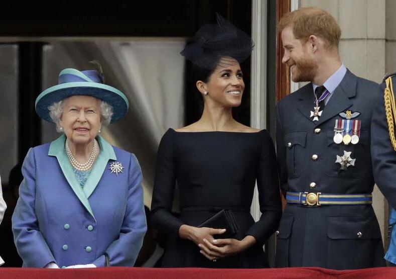 Harry ile Meghan çocuklarını da alıp İngiltere’ye gidiyorlar: Ama balkona çıkmaları yasak