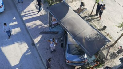 Bursa’da otomobil durağa daldı
