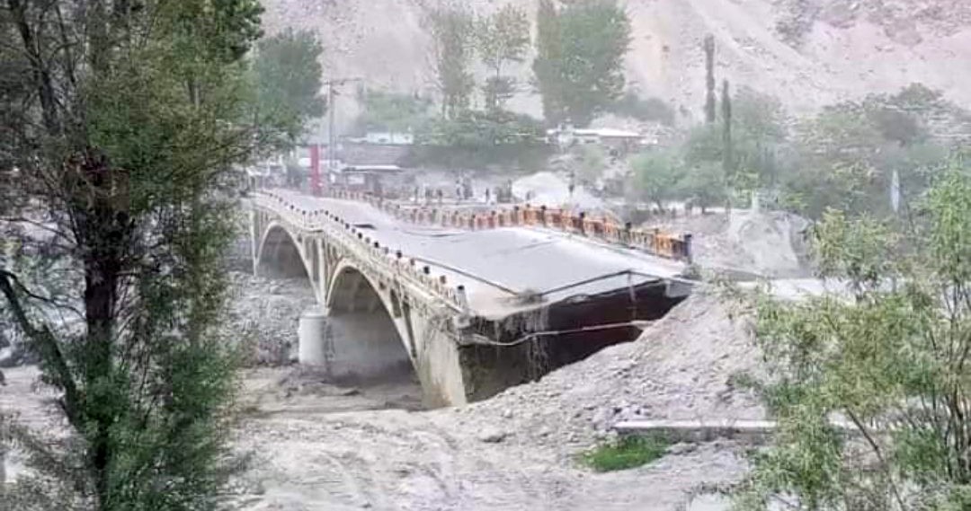 Selde köprü yıkıldı