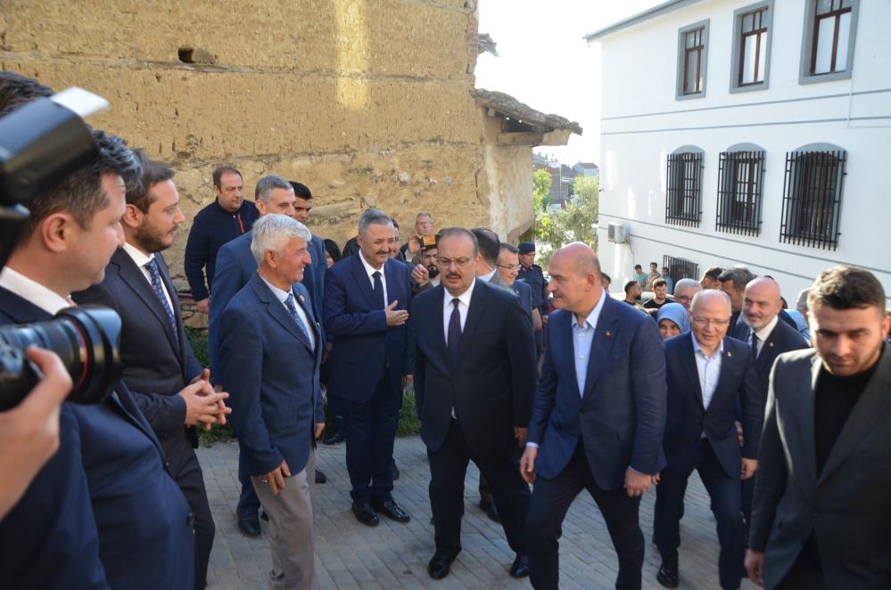 Bakan Soylu, Celal Bayar’ın anıt mezarını ziyaret etti