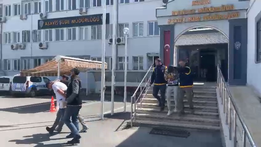 Bursa’da gasp suçundan aranan şahıslar adliyeye sevk edildi