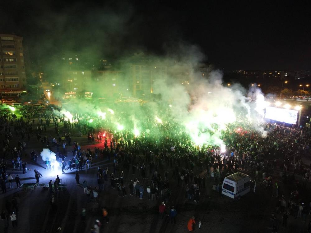 Binlerce kişi Bursaspor için sokağa akın etti