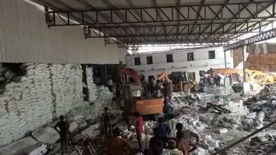 Fabrikanın duvarı çöktü: 12 ölü, 13 yaralı