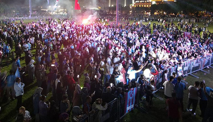 Bursa’da binlerce kişi Trabzonspor’un şampiyonluğunu kutladı