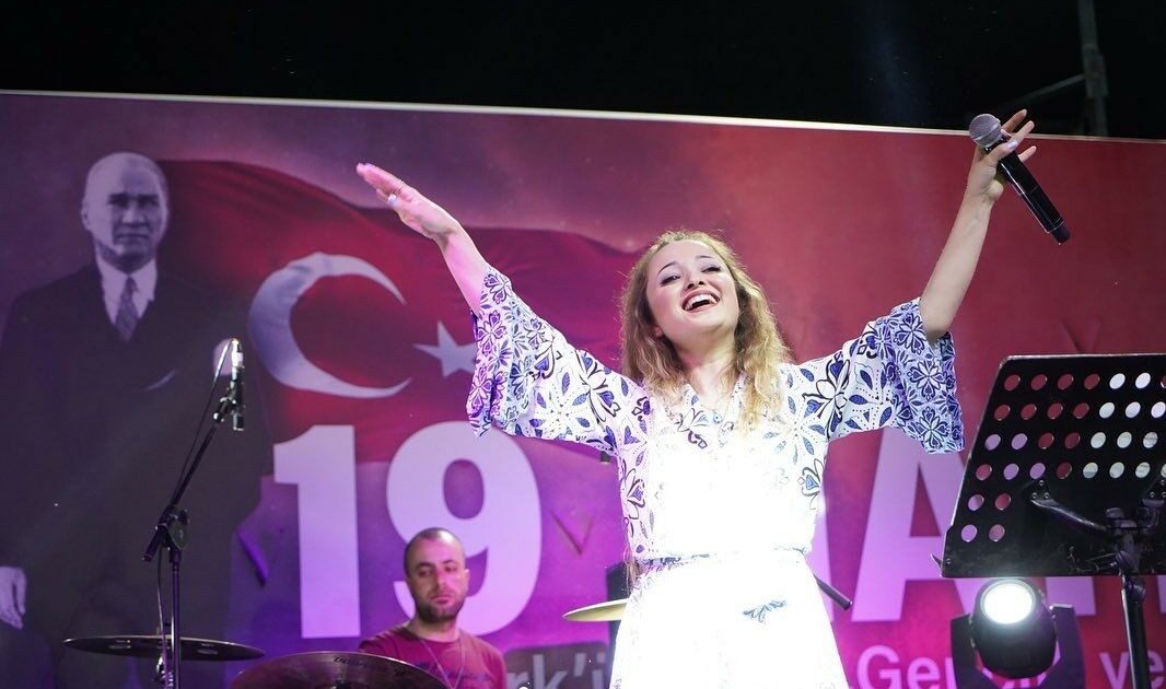 Pınar Süer Kestel’de sahne aldı