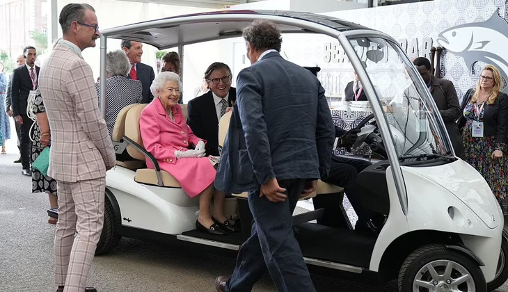 II. Elizabeth çiçek fuarında kameraların karşısına çıktı