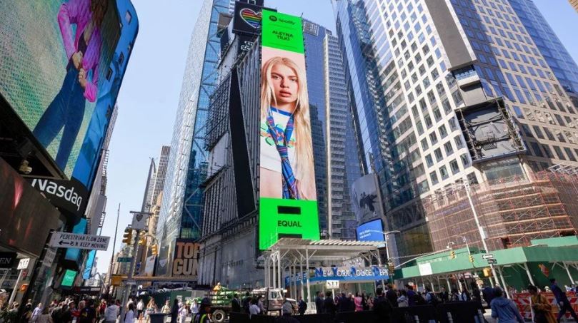 Aleyna Tilki, New York Times Meydanı’nda