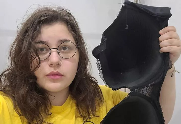 Göğüsleri o kadar büyük ki 22 yaşında bastonla yürüyor!