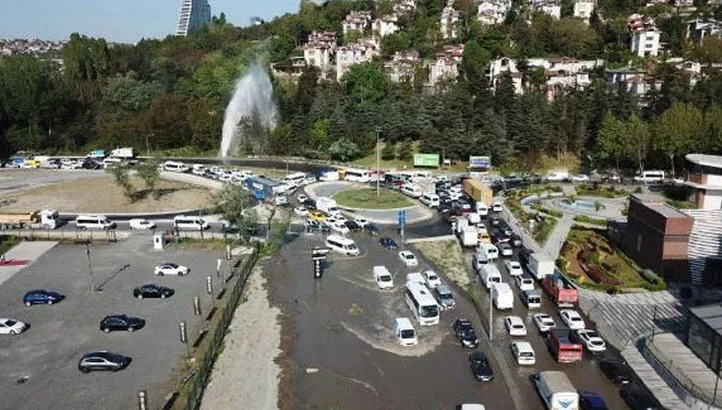 Su borusu patladı! Yollar göle döndü