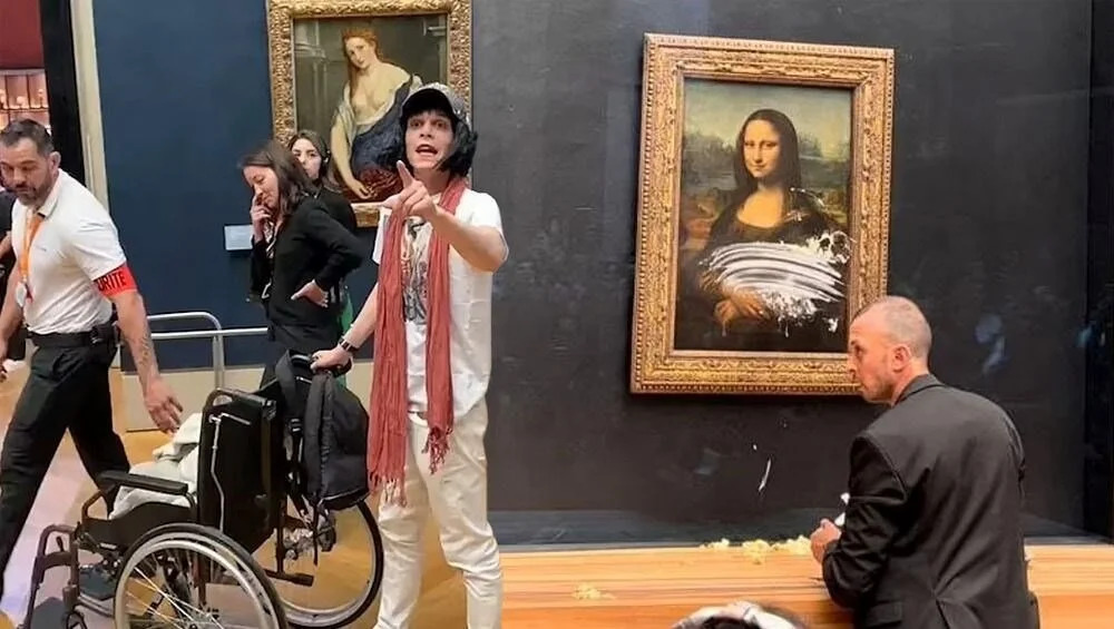 Louvre Müzesi’ndeki Mona Lisa tablosuna pastalı saldırı