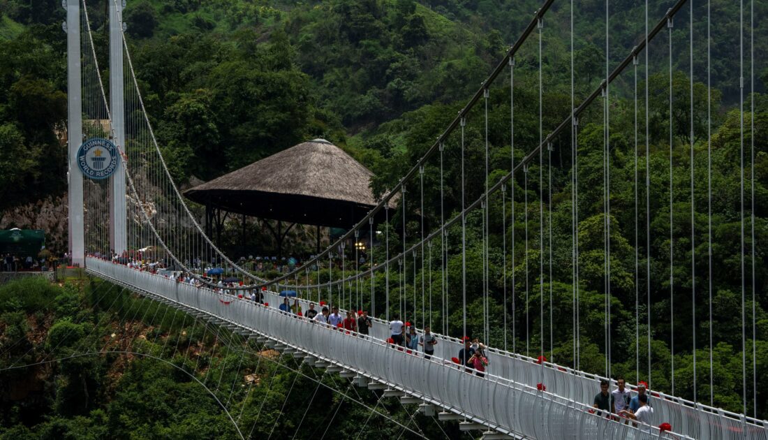 Dünyanın en uzun cam köprüsü Vietnam’da açıldı