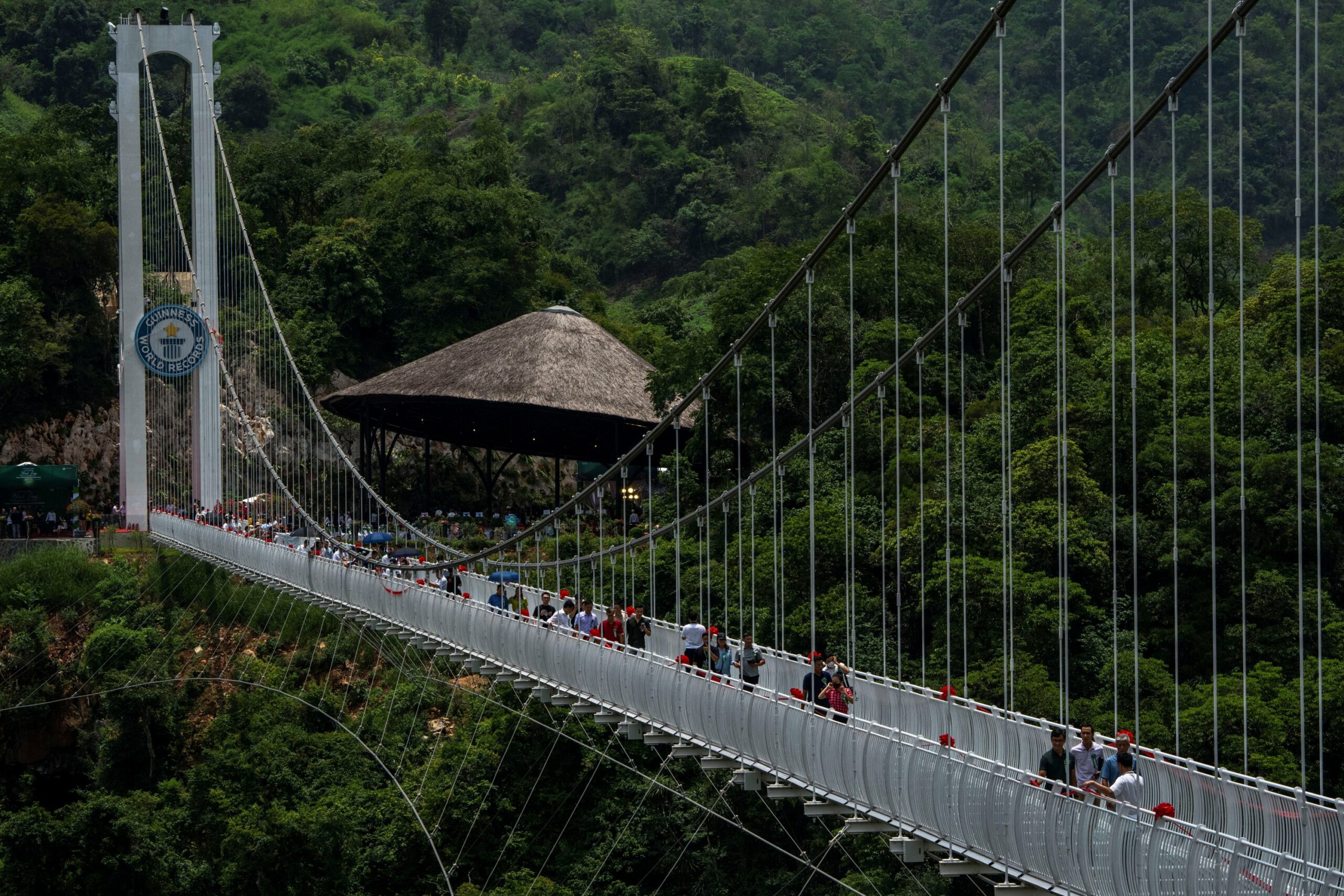 Dünyanın en uzun cam köprüsü Vietnam’da açıldı