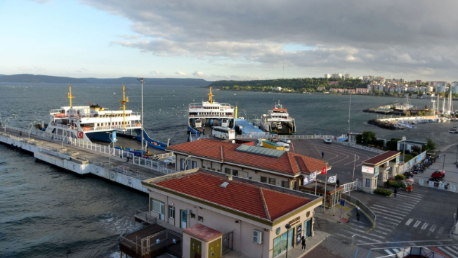 Çanakkale’de feribot seferlerine fırtına engeli