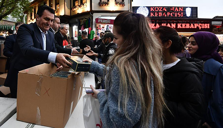 Başkan Dündar, esnaf ve vatandaşlara iftariyelik dağıttı