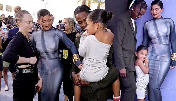 Kylie Jenner ve Travis Scott ödül törenine aile boyu katıldı