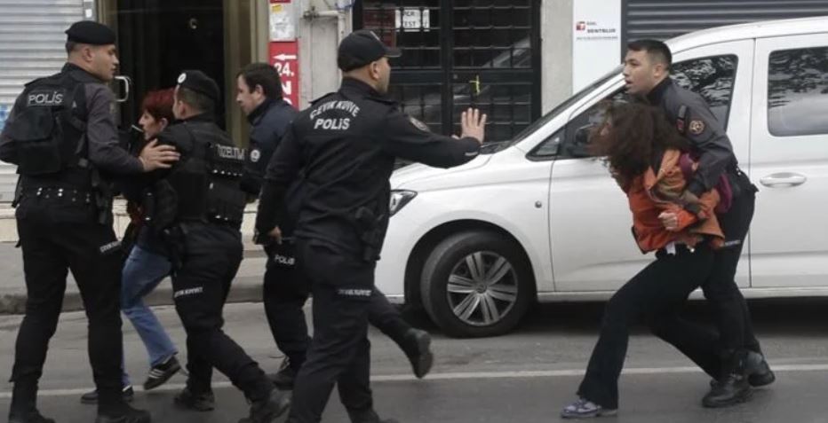 Beşiktaş’tan Taksim’e yürümek isteyen göstericilere müdahale