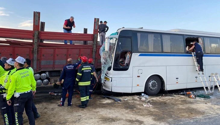 Manisa’da trafik kazası: Servis otobüsü kamyona çarptı: 1 ölü, 7’si ağır 30 yaralı