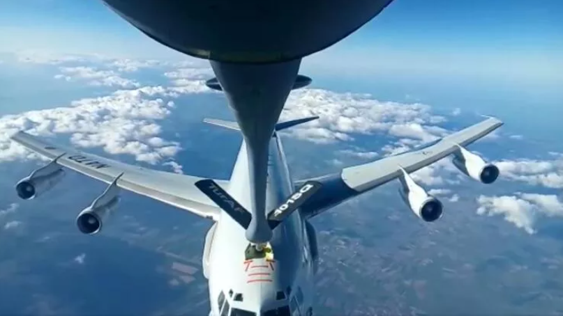 NATO uçağına havada yakıt ikmali
