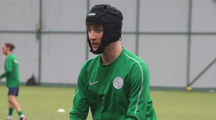 Beyin kanaması geçirmişti, kaskla futbola geri döndü
