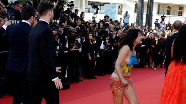 Cannes’da kadın cinayetleri eylemi yapıldı: 12 kadın protestocu kırmızı halı bastı