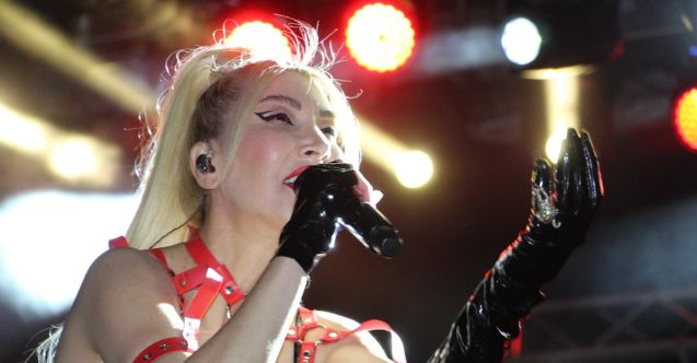 Hande Yener, kadın şarkıcı istemeyenlere inat sahneye çıktı