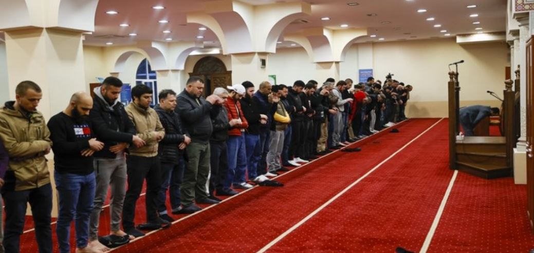 Ukrayna’da savaşın gölgesinde bayram namazı