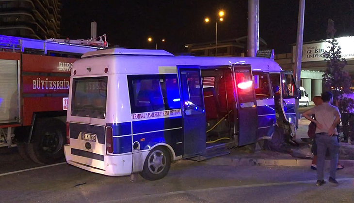 Bursa’da yolcu minibüsü yön levhasına çarptı: 1’i ağır 12 yaralı