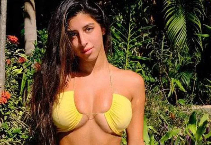 Tangasıyla salıncağa binip kocasına poz verdi