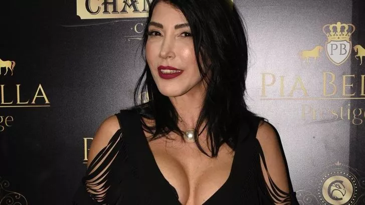 Hande Yener’in sahne kıyafeti olay oldu!