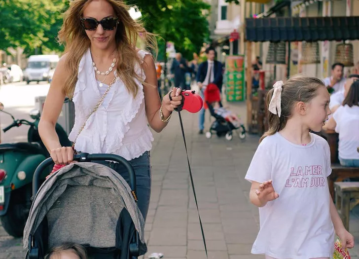 Meryem Uzerli kızlarıyla Berlin sokaklarında