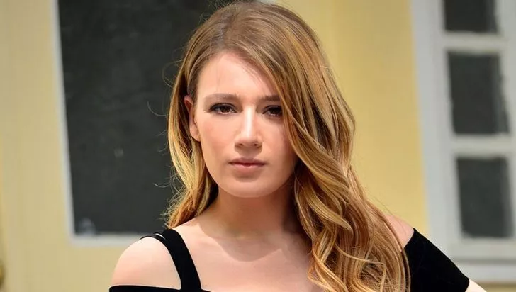 Gizem Karaca mini şortlu paylaşımıyla nefes kesti!