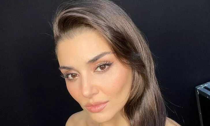 Hande Erçel sütyenli pozuyla Instagram’ı yaktı!