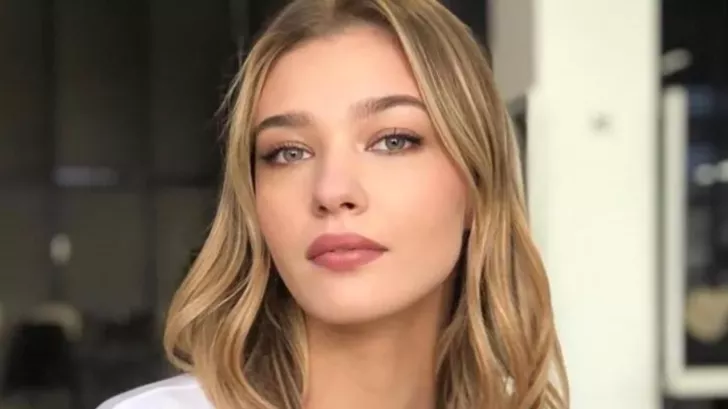 Melisa Döngel derin bacak dekolteli pozlarıyla büyüledi!