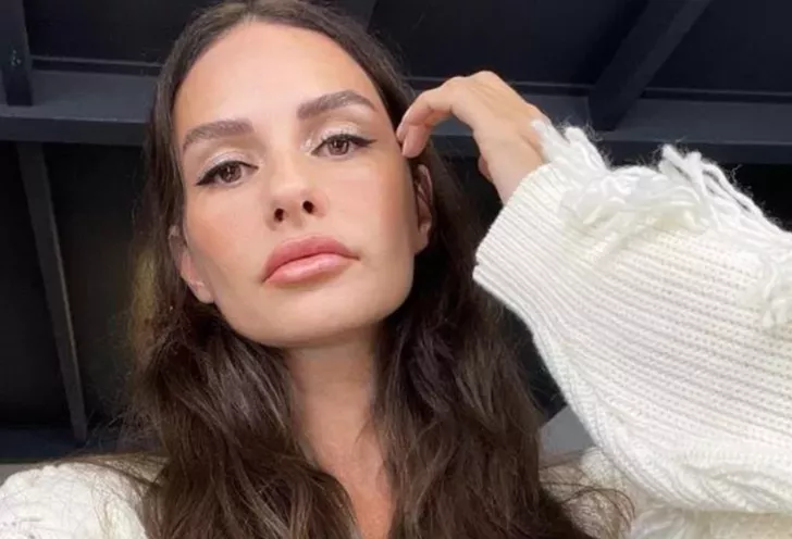 Yasemin Özilhan beyaz mini elbisesiyle büyüledi!