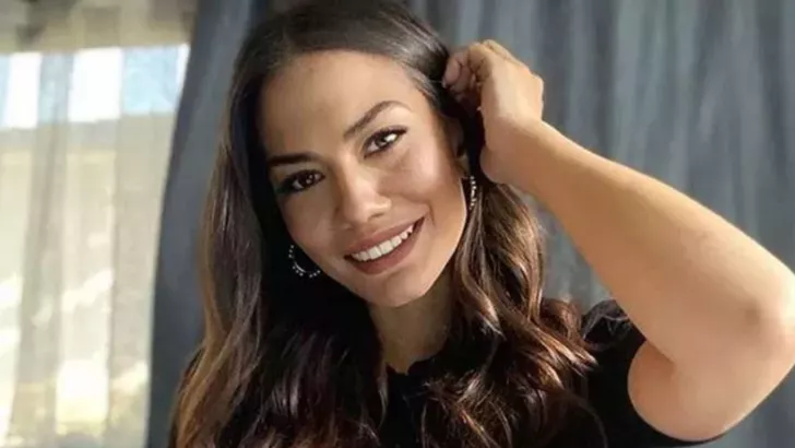Demet Özdemir’den göğüs dekolteli ayna pozu