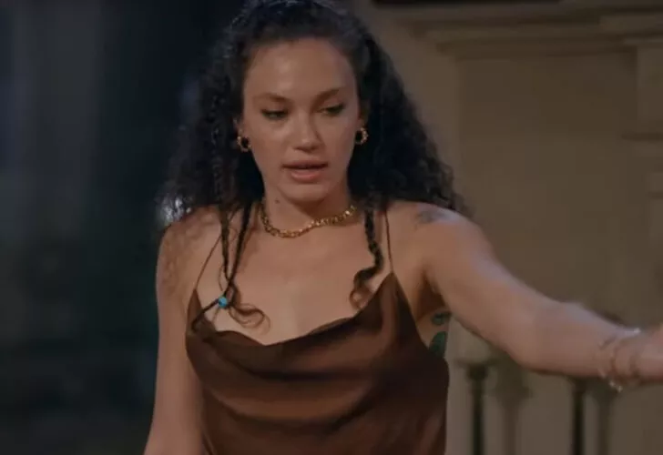 Melisa Şenolsun transparan sütyeniyle poz verdi!