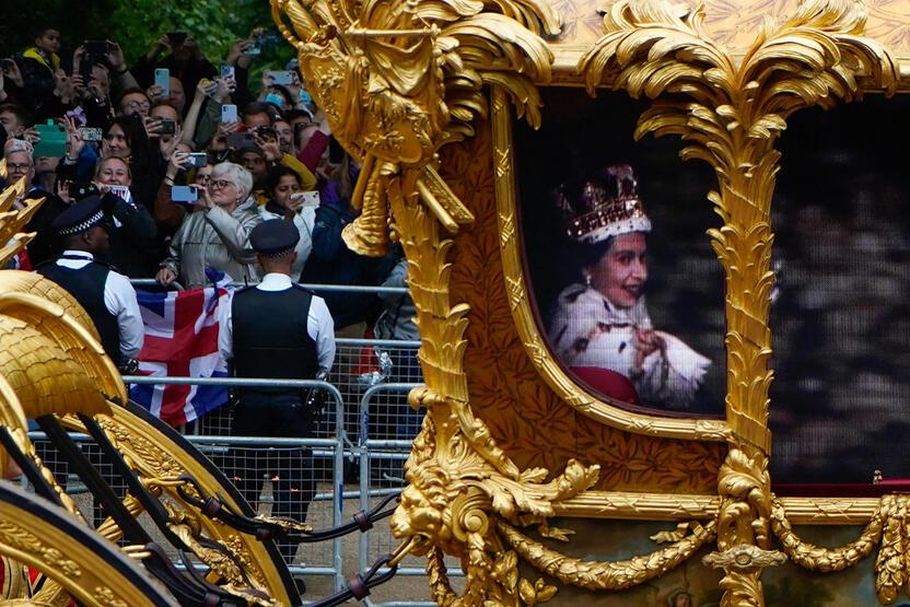 70. yıl kutlamalarına Kraliçe Elizabeth’in hologramı damga vurdu