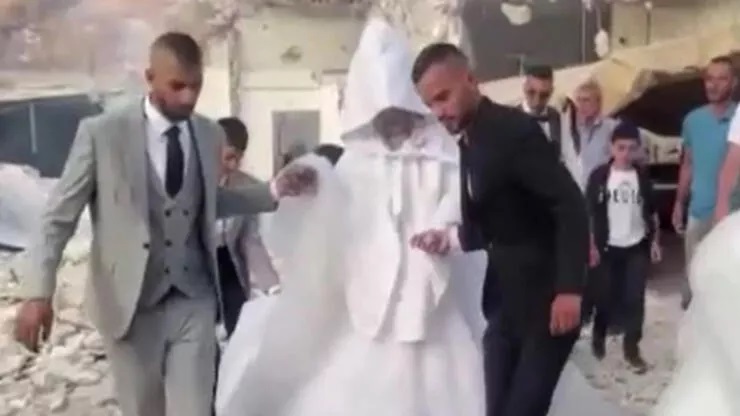İsrail güçleri evlerini yıktı! Filistinli çift enkazda evlendi