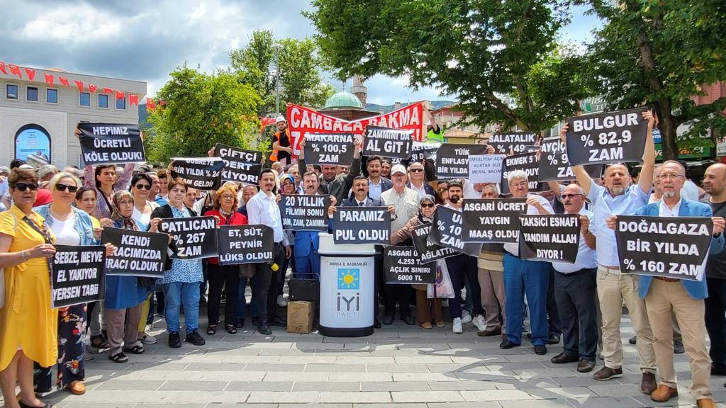 İYİ Parti Bursa’dan ‘tahta bacaklı’ hayat pahalılığı protestosu