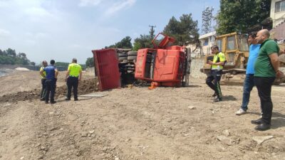 Bursa’da hafriyat kamyonu devrildi: Sürücü yaralandı
