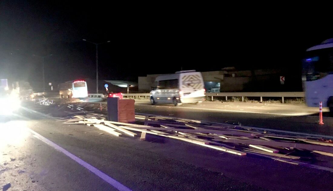 Bursa’da ambulans kamyon kasasından dökülen kerestelere çarptı