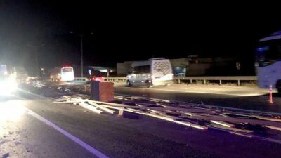 Bursa’da ambulans kamyon kasasından dökülen kerestelere çarptı