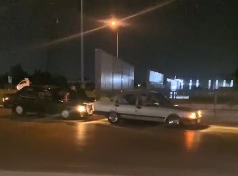 Bursa’da otomobilin ön kaputuna oturup ayaklarıyla yolda kalan aracı ittiler