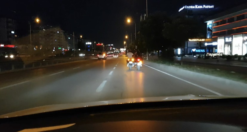 Bursa’da trafikte bozulan motosikleti ayağıyla iterek götürdü