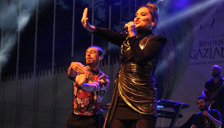 Demet Akalın’dan ‘kadın dostu’ konser