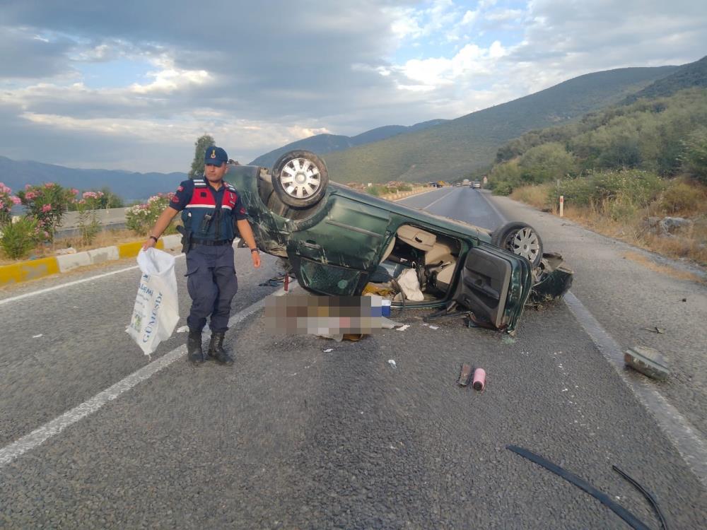 Takla atan otomobildeki karı-kocayı ölüm ayırdı