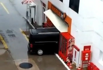 Bursa’da direksiyon başında kalp krizi geçiren sürücü benzinliğe daldı